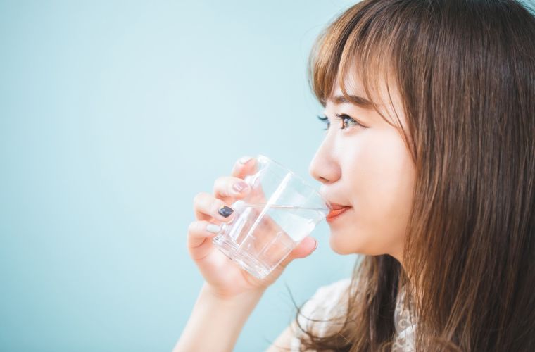 水分摂取の方法を見直して水を飲む女性